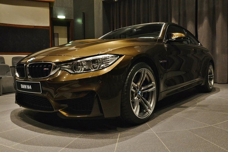  Chiếc BMW M4 tại Abu Dhabi thuộc Các tiểu vương quốc Ả-Rập Thống Nhất này đã được sơn màu nâu Pyrite Brown hiếm có.